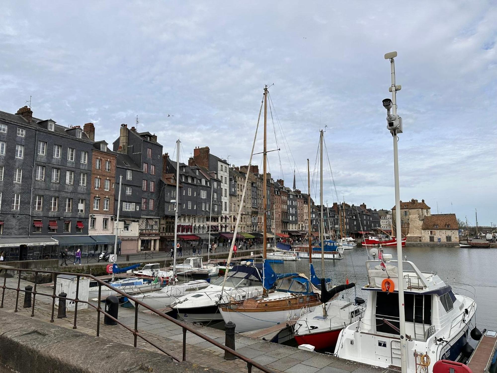 Large Apartment In City Center Honfleur Bagian luar foto